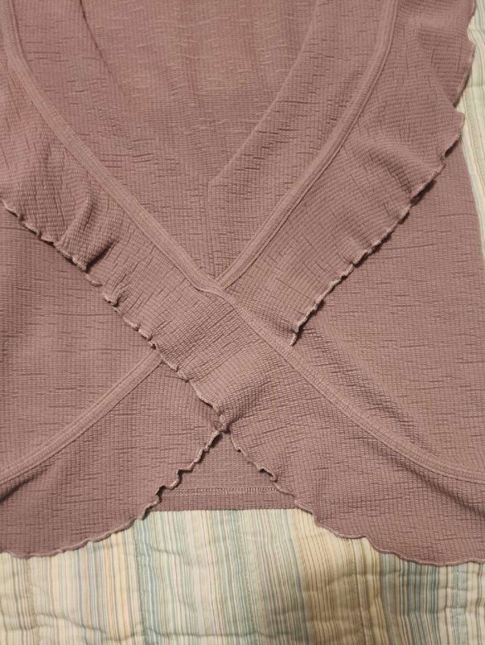 American Rag Mauve Ruffled V-Neck Women's Top - Picture 3 of 6